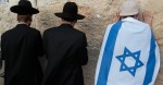 20mai2012---jovem-enrolado-em-uma-bandeira-nacional-reza-no-muro-das-lamentacoes-local-mais-sagrado-do-judaismo-junto-de-judeus-ortodoxos-em-comemoracao-ao-dia-de-jerusalem-neste-